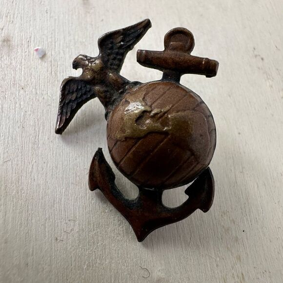 Vintage Left Sided USMC Eagle Screw Back Pin - Picture 2 of 5